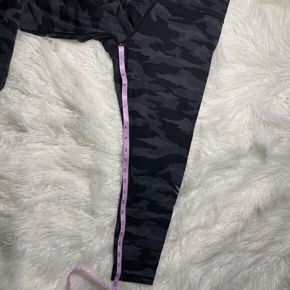 Athleta Black Camo Camoflauge Capri Cropped Leggings Size Large - Picture 6 of 6